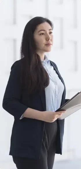 Medium shot business woman looking away@2x